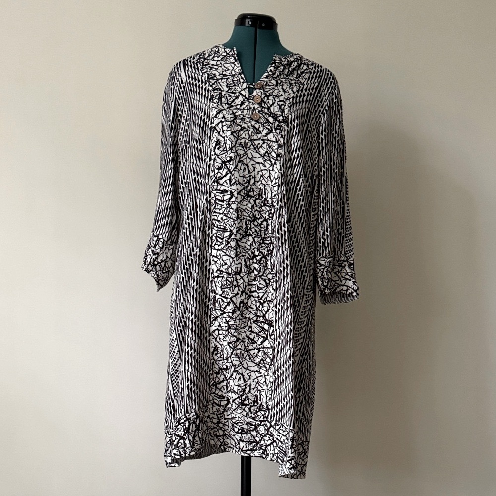 Soft Surroundings | 100% Rayon Raven Shift Dress w/ Buttons Ecru/Black | Size M